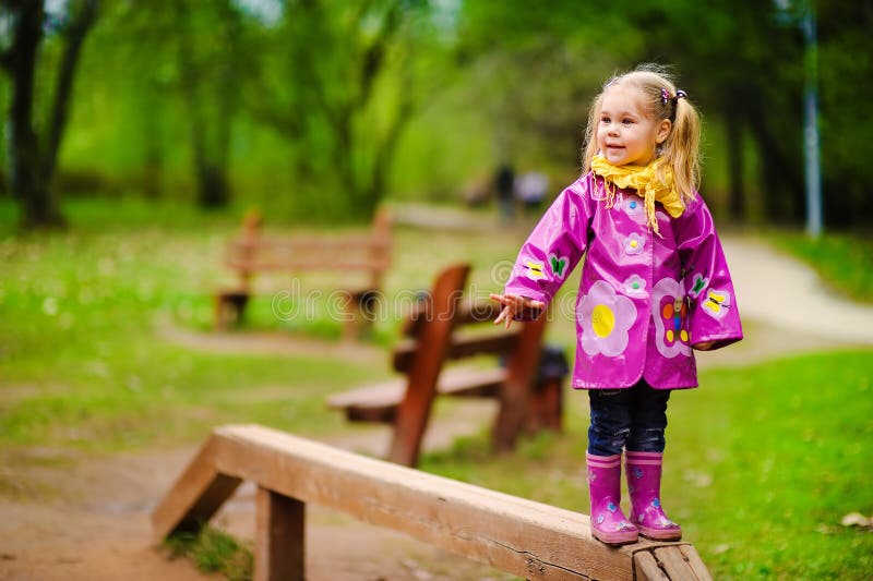 il bambino ha divertimento giocare ad un campo da giuoco. fotografia stock il bambino ha divertimento giocare ad un campo da giuoco. fotografia stock