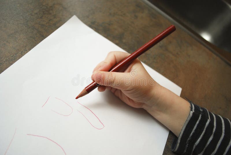 Il bambino impara scrivere fotografia stock libera da diritti Il bambino impara scrivere fotografia stock libera da diritti