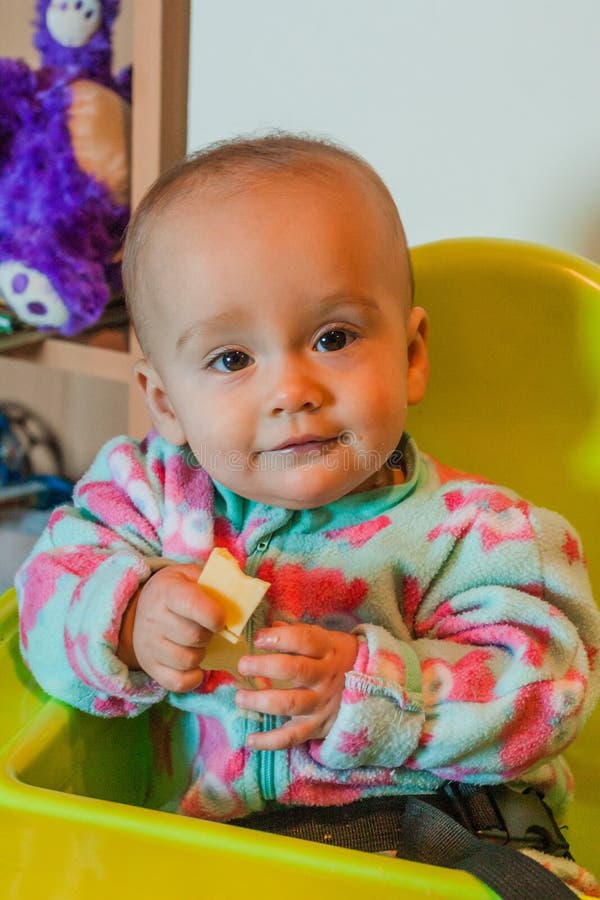 Il bambino mangia il formaggio immagine stock libera da diritti Il bambino mangia il formaggio immagine stock libera da diritti