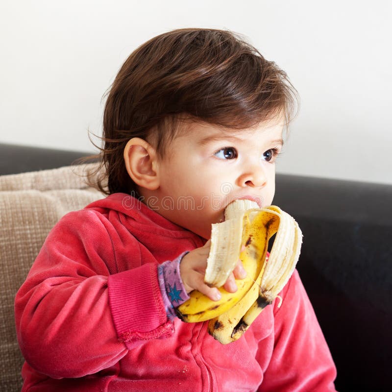 Il Bambino Mangia La Banana Fotografia Stock Immagine di bambino