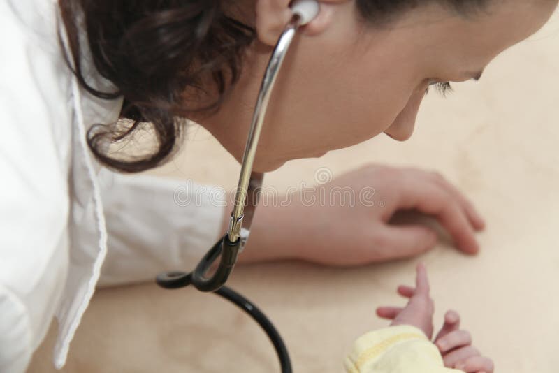 Il bambino maschio ottiene un esame del polmone da un infermiere con lo stetoscopio fotografie stock libere da diritti Il bambino maschio ottiene un esame del polmone da un infermiere con lo stetoscopio fotografie stock libere da diritti
