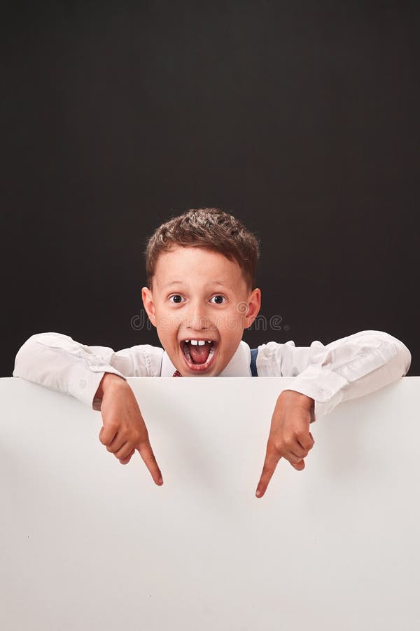 Il bambino mostra lo spazio libero spazio bianco e nero per testo immagine stock Il bambino mostra lo spazio libero spazio bianco e nero per testo immagine stock