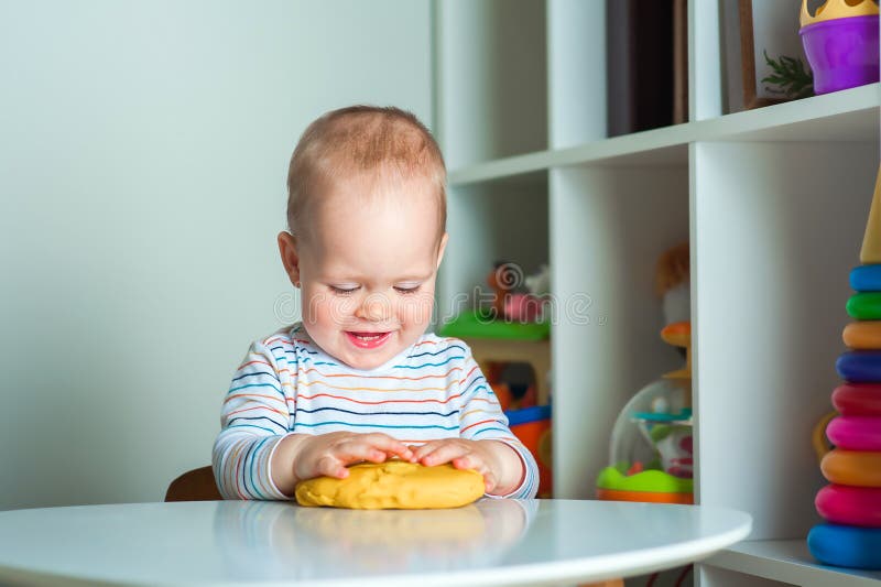 Il bambino riproduce una plastilina colorata per la plastificazione dell'impasto e lo spazio di copia. sviluppo di bambini dalla n immagini stock