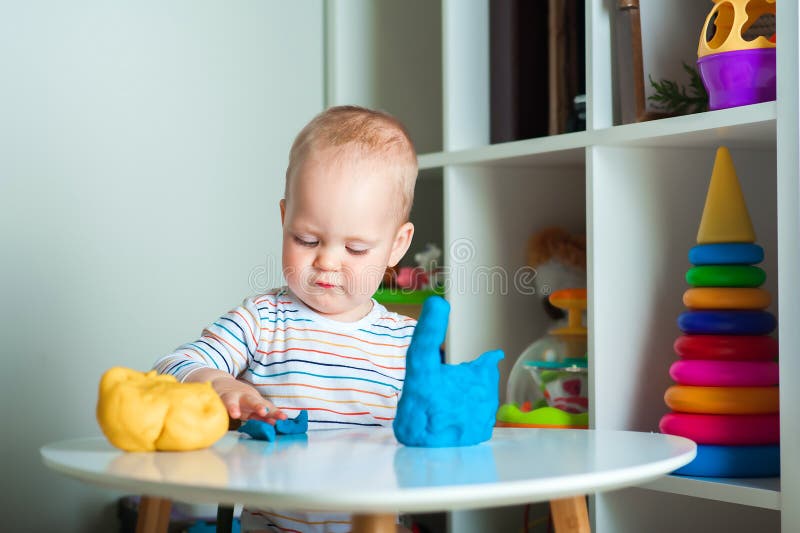 Il bambino riproduce una plastilina colorata per la plastificazione dell'impasto e lo spazio di copia. sviluppo di bambini dalla n immagini stock libere da diritti