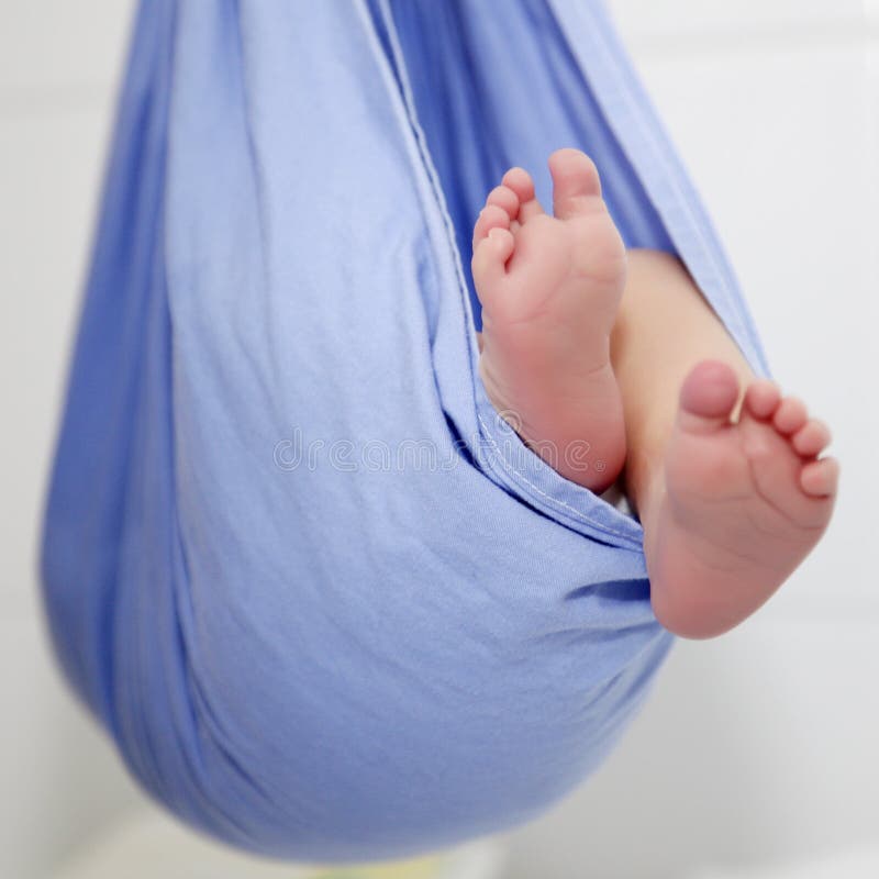 Il bambino sta pesando fotografia stock libera da diritti Il bambino sta pesando fotografia stock libera da diritti
