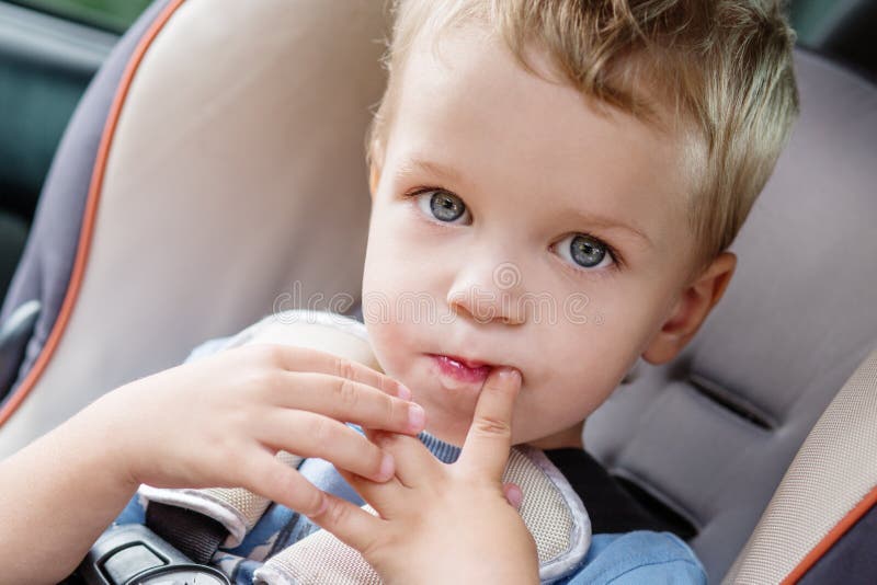 Il bambino sveglio del bambino succhia un dito fotografia stock libera da diritti Il bambino sveglio del bambino succhia un dito fotografia stock libera da diritti