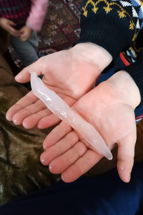 Il bambino tiene l'inverno in suo ghiacciolo delle mani immagini stock Il bambino tiene l'inverno in suo ghiacciolo delle mani immagini stock