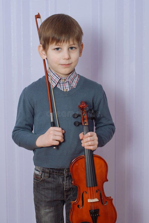 Giovane Ragazzo Del Violinista Che Gioca Con Il Suo Violino Immagine