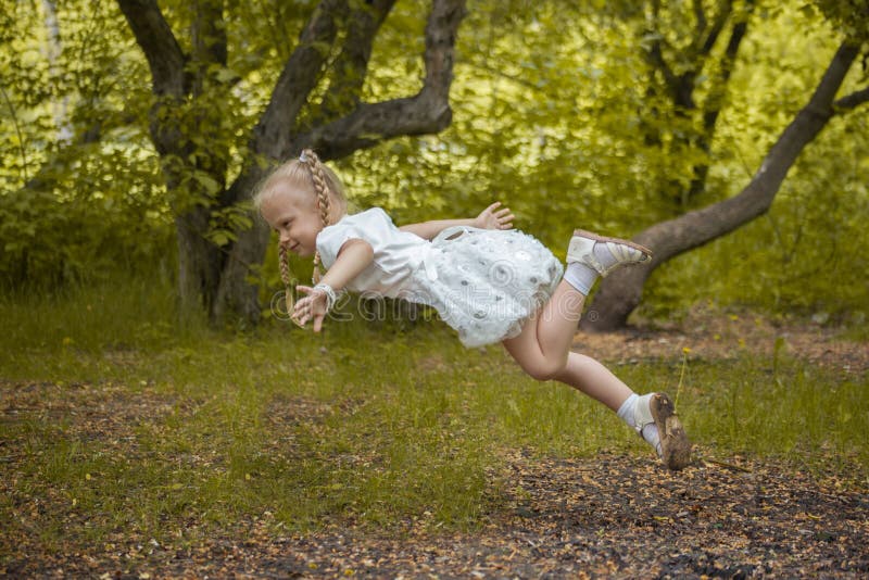 Il Bambino Cade Timore Di Caduta Crescita In Un Sogno Bambina In Tutto