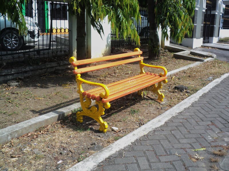 il banco aspettante dal lato della strada è giallo fotografia stock il banco aspettante dal lato della strada è giallo fotografia stock