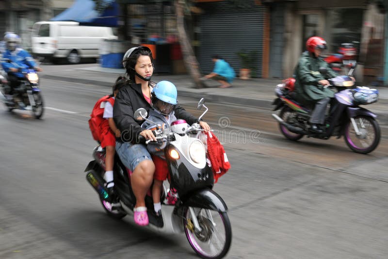 Il banco funziona in Motorbike immagini stock libere da diritti Il banco funziona in Motorbike immagini stock libere da diritti