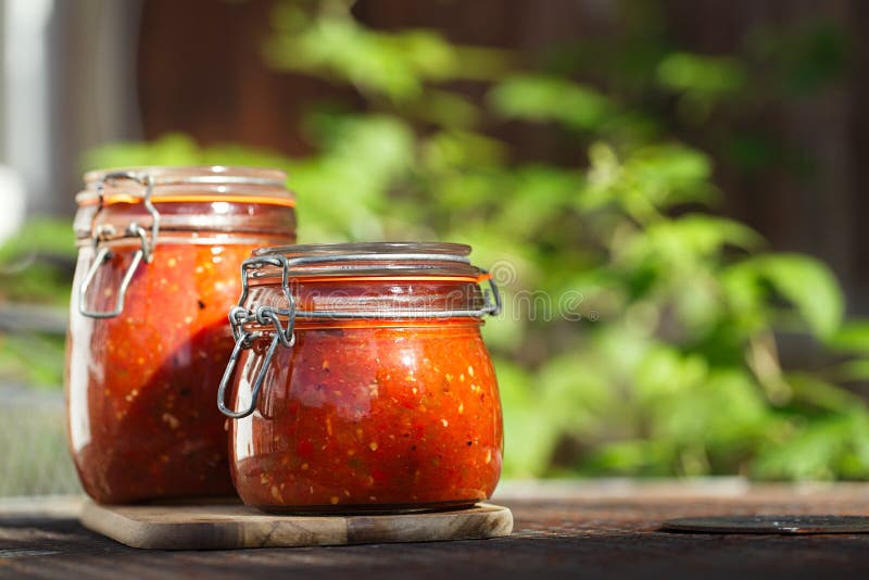 Il barattolo della casa ha prodotto la salsa piccante classica del pomodoro