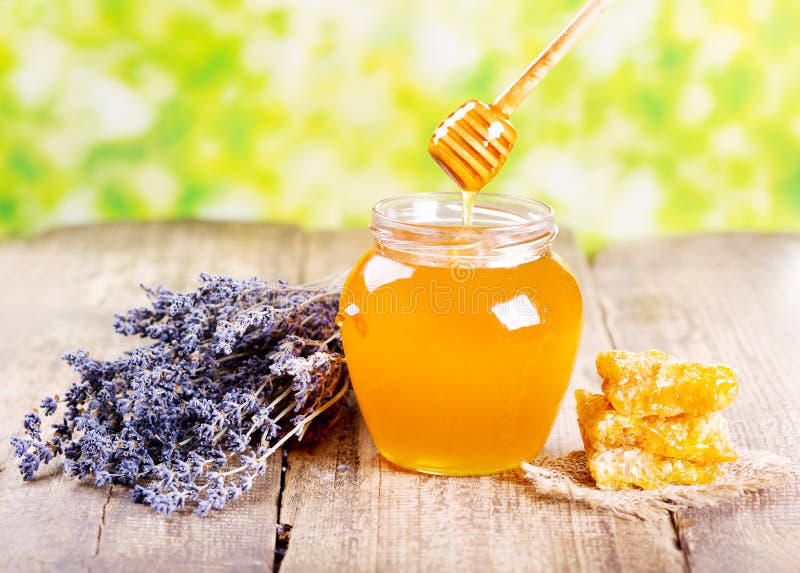 Il barattolo di miele con il favo e il lavander fiorisce fotografie stock libere da diritti Il barattolo di miele con il favo e il lavander fiorisce fotografie stock libere da diritti