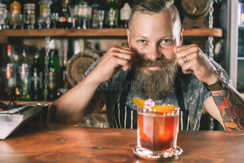 Il barista bello sta facendo il cocktail immagine stock libera da diritti