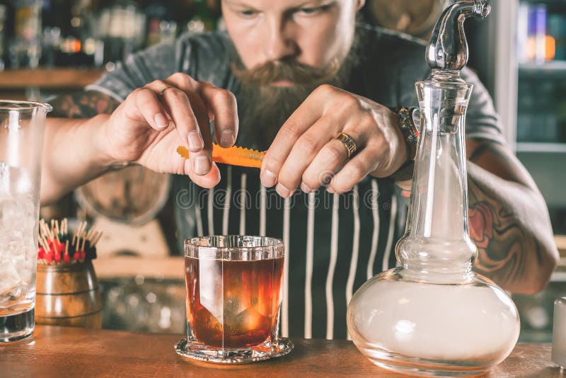 Il barista bello sta facendo il cocktail immagine stock libera da diritti