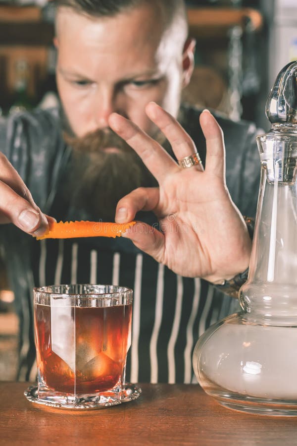 Un barista affascinante sta preparando un cocktail immagini stock libere da diritti