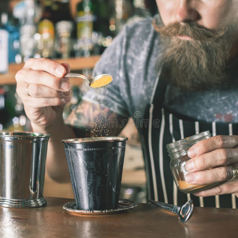 Un barista affascinante sta preparando un cocktail immagini stock