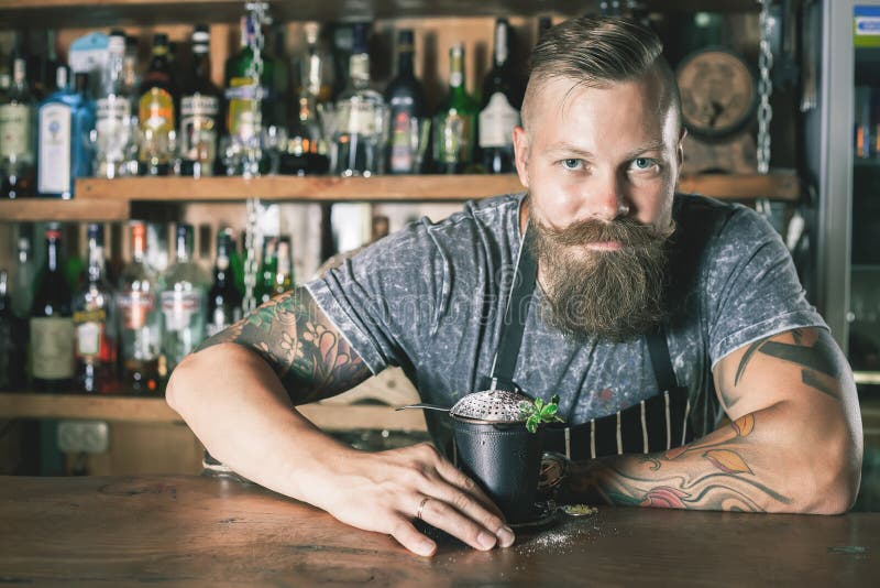 Un barista affascinante sta preparando un cocktail fotografia stock libera da diritti