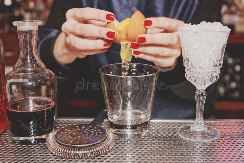 Il barista sta aggiungendo l'uovo al vetro, tonificato fotografie stock libere da diritti Il barista sta aggiungendo l'uovo al vetro, tonificato fotografie stock libere da diritti