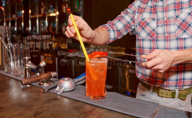 Il barista sta decorando il cocktail con peperone dolce fotografia stock libera da diritti Il barista sta decorando il cocktail con peperone dolce fotografia stock libera da diritti