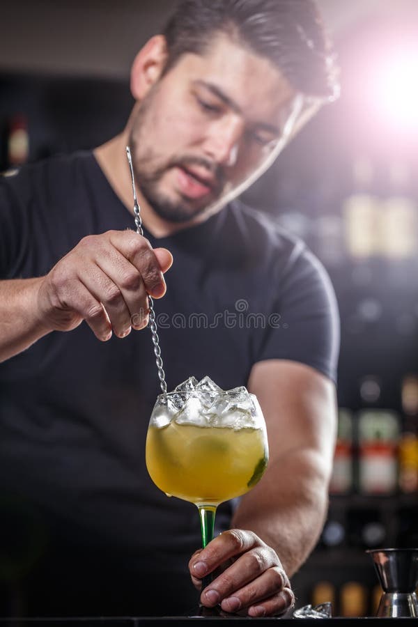 Il Barista Sta Mescolando Il Cocktail Fotografia Stock Immagine di alcool, partito 90784118