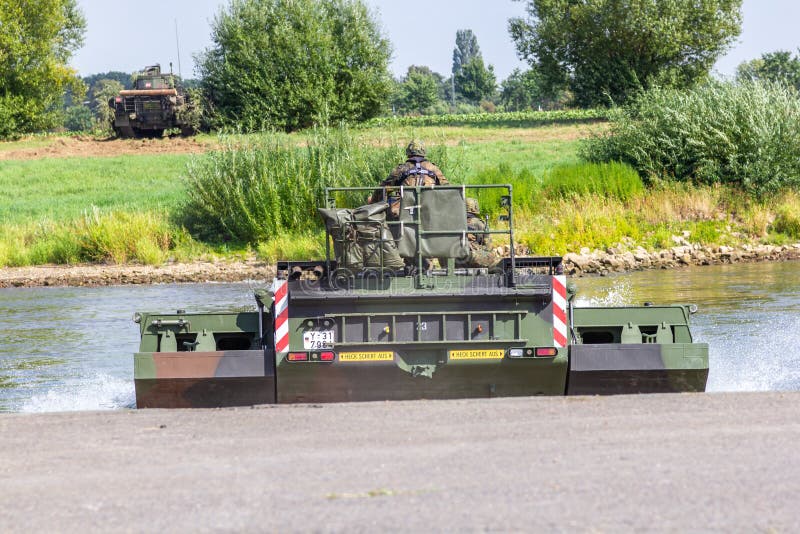 Il battaglione tedesco dei carri armati ha addestrato un carro armato che attraversa un fiume con M3 Amphibious Rig fotografie stock Il battaglione tedesco dei carri armati ha addestrato un carro armato che attraversa un fiume con M3 Amphibious Rig fotografie stock