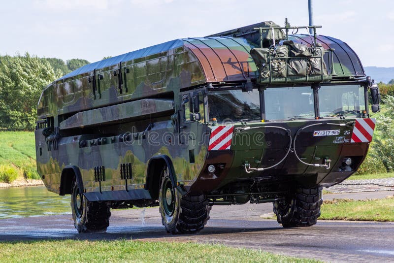 Il battaglione tedesco dei carri armati ha addestrato un carro armato che attraversa un fiume con M3 Amphibious Rig immagini stock Il battaglione tedesco dei carri armati ha addestrato un carro armato che attraversa un fiume con M3 Amphibious Rig immagini stock