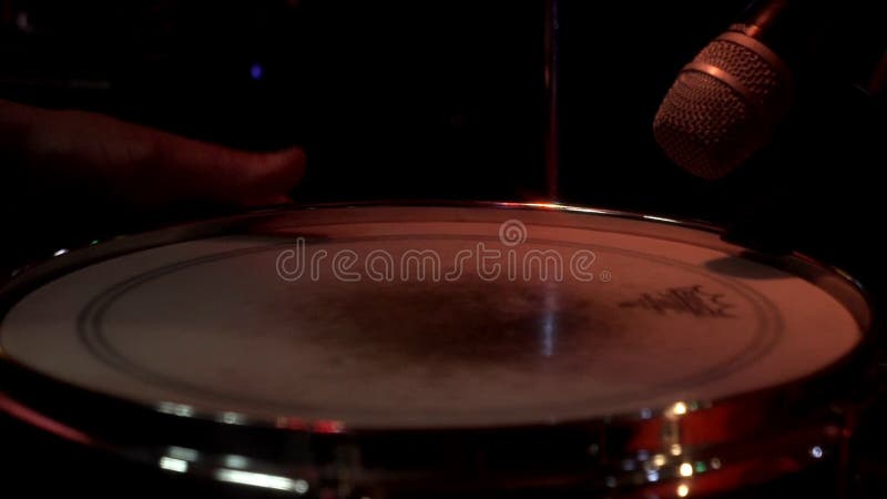 Il batterista gioca la musica sul corredo dei tamburi Mano del batterista con la bacchetta che gioca l'insieme del tamburo