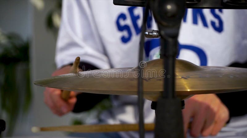 Il batterista nell'azione Cose su gioco trattato su uno strumento musicale clip Un piatto dell'insieme del tamburo Primo piano Ma fotografie stock Il batterista nell'azione Cose su gioco trattato su uno strumento musicale clip Un piatto dell'insieme del tamburo Primo piano Ma fotografie stock