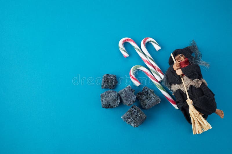 Tradizione Dell Epifania In Italia Il Befana Con Carbone Dolce E Caramelle. Tradizione Italiana Della