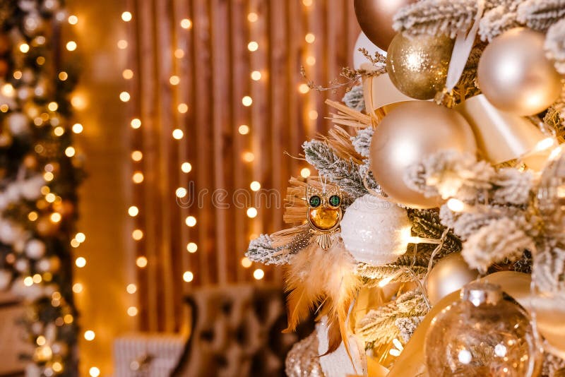 Il bel albero di Natale è vicino. Natale d'oro. Palle d'oro e bianco sui rami dell'albero di Natale fotografia stock