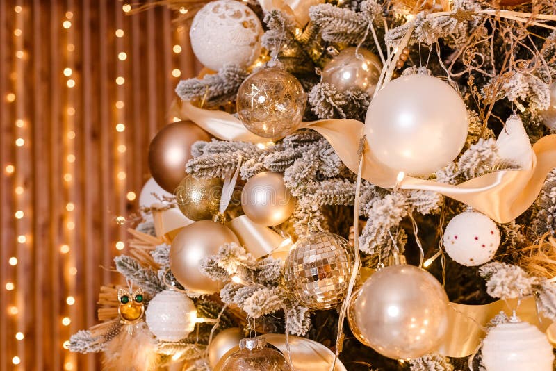 Il bel albero di Natale è vicino. Natale d'oro. Palle d'oro e bianco sui rami dell'albero di Natale fotografia stock