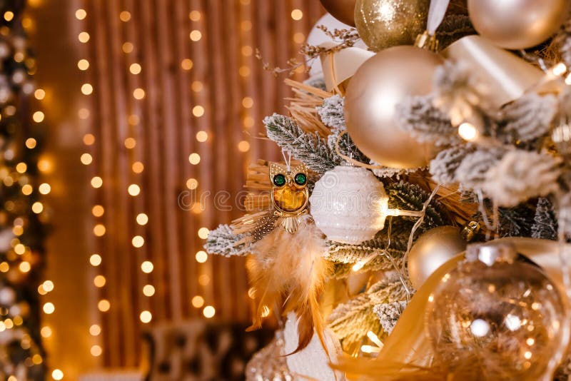 Il bel albero di Natale è vicino. Natale d'oro. Palle d'oro e bianco sui rami dell'albero di Natale fotografia stock libera da diritti
