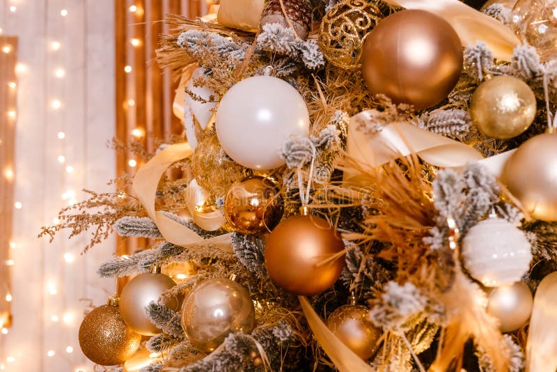Il bel albero di Natale è vicino. Natale d'oro. Palle d'oro e bianco sui rami dell'albero di Natale immagine stock libera da diritti