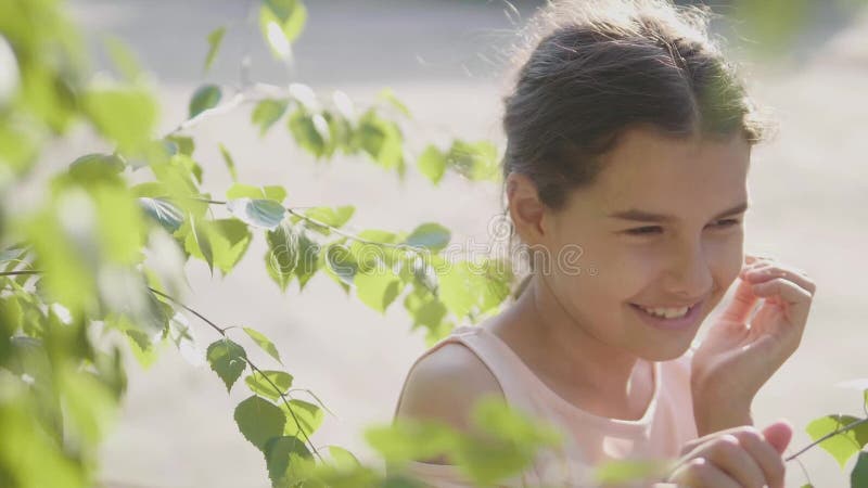 Il bello albero di betulla del ramoscello della Russia della bambina del ritratto lascia l'emozione del video di movimento lento