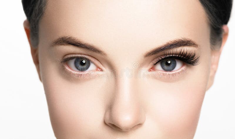 Il bello fronte della donna con i cigli frusta l'estensione prima e dopo il trucco naturale della pelle sana di bellezza ha chius immagine stock Il bello fronte della donna con i cigli frusta l'estensione prima e dopo il trucco naturale della pelle sana di bellezza ha chius immagine stock