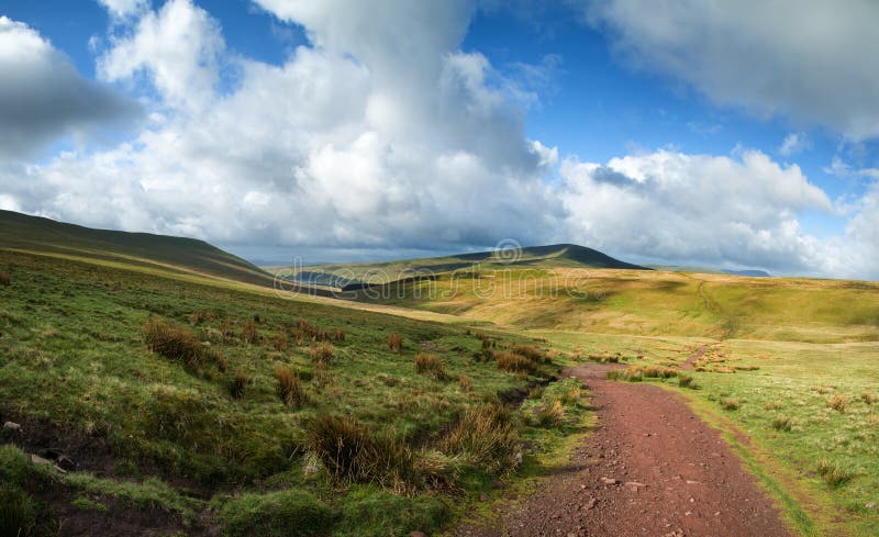Il bello paesaggio di Brecon guida il parco nazionale con la s lunatica fotografia stock Il bello paesaggio di Brecon guida il parco nazionale con la s lunatica fotografia stock