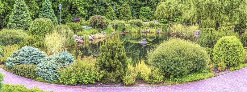 Il bello piccolo lago in primavera parcheggia Mezhyhirya vicino a Kiev, Ucraina fotografia stock Il bello piccolo lago in primavera parcheggia Mezhyhirya vicino a Kiev, Ucraina fotografia stock