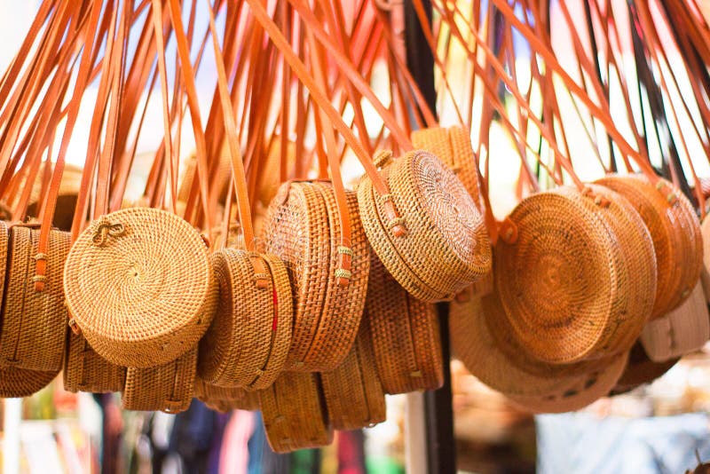 Il bello rattan fatto a mano tessuto insacca sul mercato immagini stock