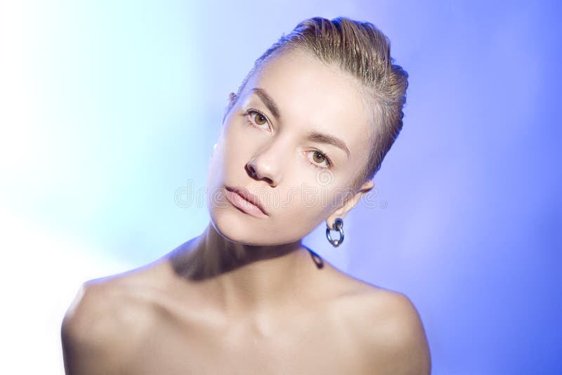 Il bello ritratto artistico di una calma si rilassa la giovane donna con nazionale immagini stock libere da diritti Il bello ritratto artistico di una calma si rilassa la giovane donna con nazionale immagini stock libere da diritti