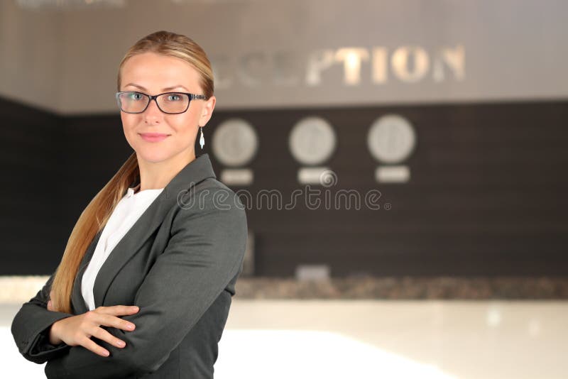 Il bello ritratto sorridente della donna di affari Receptionist femminile sorridente fotografia stock