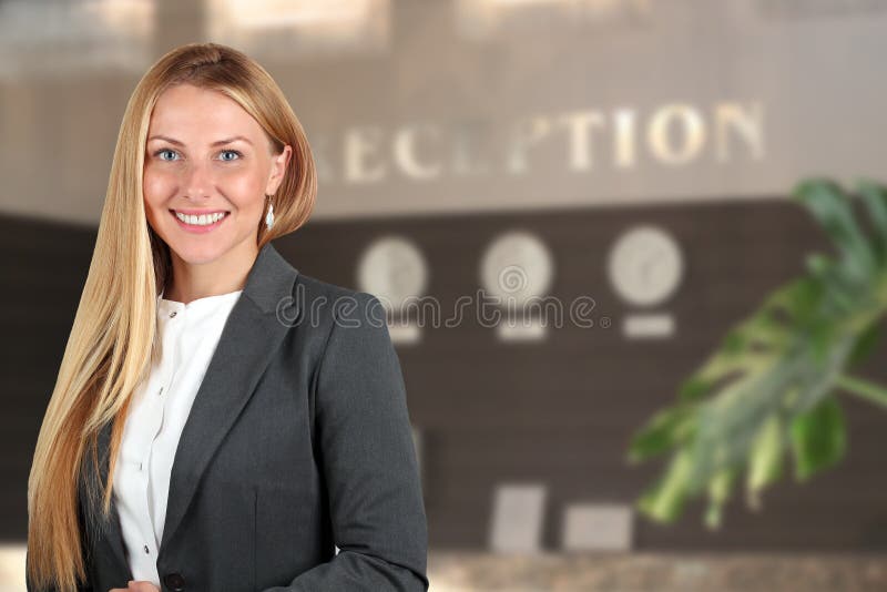 Il bello ritratto sorridente della donna di affari Receptionist femminile sorridente immagini stock libere da diritti