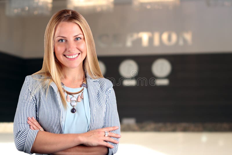 Il bello ritratto sorridente della donna di affari Receptionist femminile sorridente fotografie stock