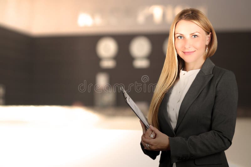 Il bello ritratto sorridente della donna di affari Receptionist femminile sorridente fotografia stock
