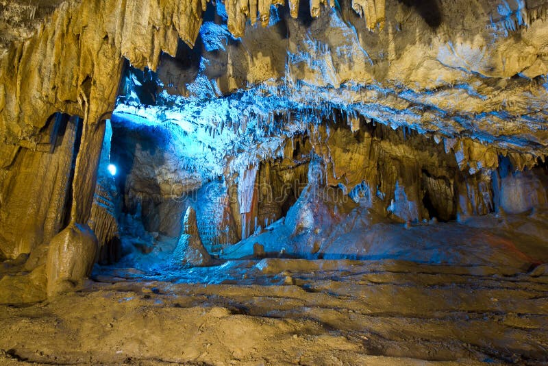 Il bello stalagnata dello speleothem, le stalattiti, stalagmite in caverna naturale illuminata da colore si accende fotografia stock libera da diritti Il bello stalagnata dello speleothem, le stalattiti, stalagmite in caverna naturale illuminata da colore si accende fotografia stock libera da diritti