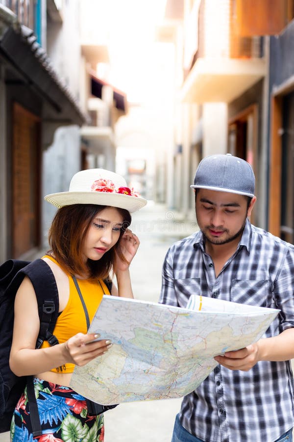 Il bello viaggiatore o giovane donna di viaggiatore con zaino e sacco a pelo sta confondendo il wa fotografia stock libera da diritti Il bello viaggiatore o giovane donna di viaggiatore con zaino e sacco a pelo sta confondendo il wa fotografia stock libera da diritti