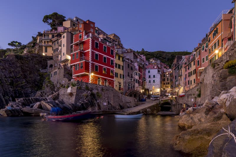 Il bello villaggio di spiaggia di Riomaggiore alla luce dell'ora blu, Cinque Terre, Liguria, Italia fotografia stock