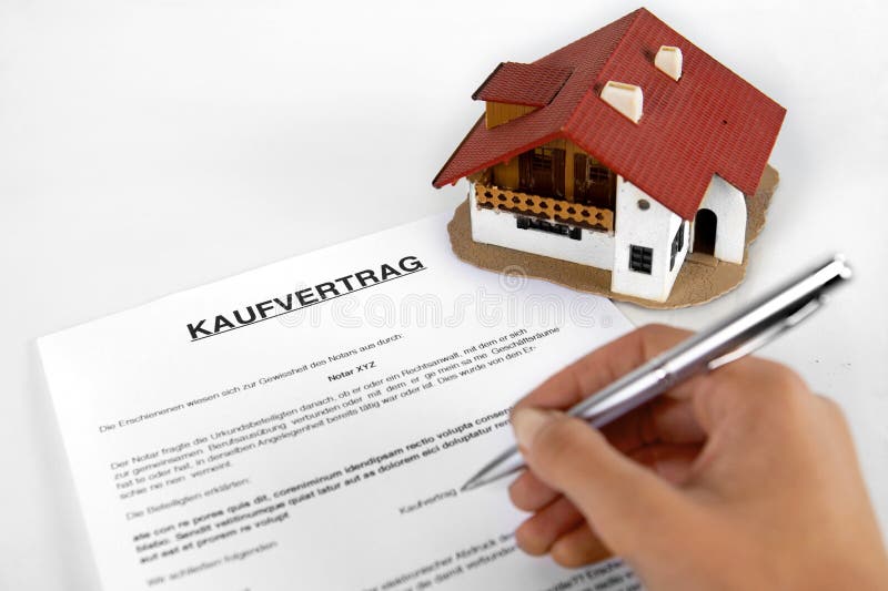 Il bene immobile di firma contrae - il concetto con la parola tedesca Kaufvertrag fotografia stock Il bene immobile di firma contrae - il concetto con la parola tedesca Kaufvertrag fotografia stock