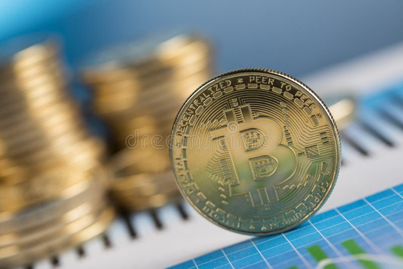 Il bitcoin della carta è un concetto di valuta e di tecnologia di pagamento a livello mondiale. Grafico prototipo di crittografia virtuale monete in oro bitcoin