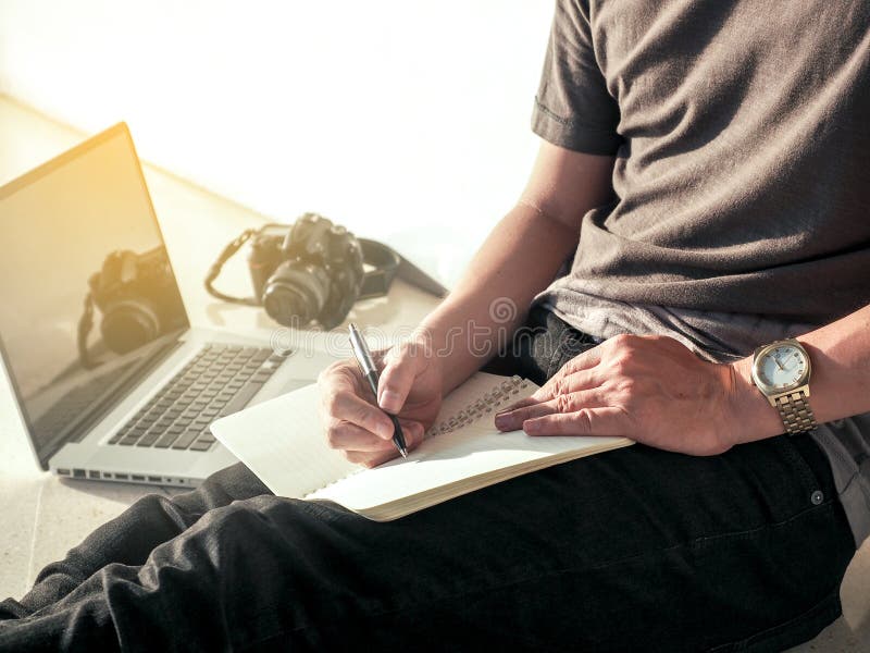 Il blog di stile di vita della gente di Digital elabora la penna sul taccuino e lo studio sul computer portatile, un uomo per ril fotografie stock libere da diritti Il blog di stile di vita della gente di Digital elabora la penna sul taccuino e lo studio sul computer portatile, un uomo per ril fotografie stock libere da diritti